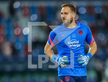 2021-10-28 - Jan Oblak of Atletico de Madrid warms up during the Spanish championship Liga football match between Levante UD and Atletico de Madrid on October 28, 2021 at the Ciutat de Valencia Stadium in Valencia, Spain - LEVANTE UD VS ATLETICO DE MADRID - SPANISH LA LIGA - SOCCER