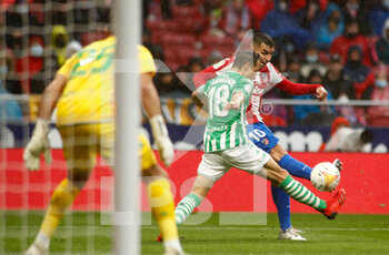 2021-10-31 - Angel Correa of Atletico de Madrid and Andres Guardado of Real Betis during the Spanish championship La Liga football match between Atletico de Madrid and Real Betis Balompie on October 31, 2021 at Wanda Metropolitano stadium in Madrid, Spain - ATLETICO DE MADRID VS REAL BETIS BALOMPIE - SPANISH LA LIGA - SOCCER