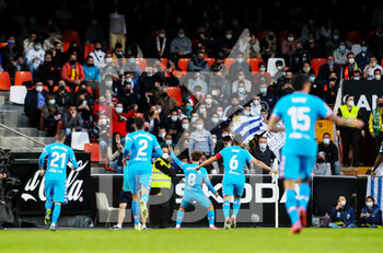2021-11-07 - Antoine Griezmann of Atletico de Madrid celebrates a goal with teammates during the Spanish championship Liga football match between Valencia CF and Atletico de Madrid on November 7, 2021 at the Mestalla Stadium in Valencia, Spain - VALENCIA CF VS ATLETICO DE MADRID - SPANISH LA LIGA - SOCCER