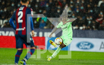 2021-11-19 - Nico Williams of Athletic during the Spanish championship Liga football match between Levante UD and Athletic club Bilbao on November 19, 2021 at the Ciutat de Valencia Stadium in Valencia, Spain - LEVANTE UD VS ATHLETIC CLUB BILBAO - SPANISH LA LIGA - SOCCER