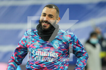 2021-12-01 - Karim Benzema of Real Madrid warms up during the Spanish championship La liga football match between Real Madrid and Athletic Club on December 1, 2021 at Santiago Bernabeu stadium in Madrid, Spain - REAL MADRID VS ATHLETIC CLUB - SPANISH LA LIGA - SOCCER