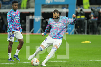 2021-12-01 - Karim Benzema of Real Madrid warms up during the Spanish championship La liga football match between Real Madrid and Athletic Club on December 1, 2021 at Santiago Bernabeu stadium in Madrid, Spain - REAL MADRID VS ATHLETIC CLUB - SPANISH LA LIGA - SOCCER