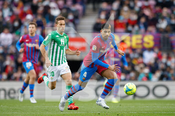 2021-12-04 - Ronald Araujo of FC Barcelona and Sergio Canales of Real Betis during the Spanish championship La Liga football match between FC Barcelona and Real Betis Balompie on December 4, 2021 at Camp Nou Stadium in Barcelona, Spain - FC BARCELONA VS REAL BETIS BALOMPIE - SPANISH LA LIGA - SOCCER