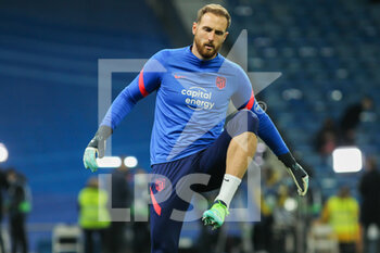 2021-12-12 - Jan Oblak of Atletico warms up during the Spanish championship La Liga football match between Real Madrid and Atletico de Madrid on December 12, 2021 at Santiago Bernabeu stadium in Madrid, Spain - REAL MADRID VS ATLETICO DE MADRID - SPANISH LA LIGA - SOCCER