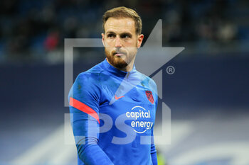 2021-12-12 - Jan Oblak of Atletico warms up during the Spanish championship La Liga football match between Real Madrid and Atletico de Madrid on December 12, 2021 at Santiago Bernabeu stadium in Madrid, Spain - REAL MADRID VS ATLETICO DE MADRID - SPANISH LA LIGA - SOCCER