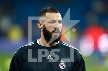 2021-12-12 - Karim Benzema of Real Madrid warms up during the Spanish championship La Liga football match between Real Madrid and Atletico de Madrid on December 12, 2021 at Santiago Bernabeu stadium in Madrid, Spain - REAL MADRID VS ATLETICO DE MADRID - SPANISH LA LIGA - SOCCER