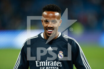 2021-12-12 - Eder Militao of Real Madrid warms up during the Spanish championship La Liga football match between Real Madrid and Atletico de Madrid on December 12, 2021 at Santiago Bernabeu stadium in Madrid, Spain - REAL MADRID VS ATLETICO DE MADRID - SPANISH LA LIGA - SOCCER