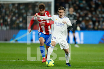 2021-12-12 - Luka Modric of Real Madrid and Antoine Griezmann of Atletico de Madrid during the Spanish championship La Liga football match between Real Madrid and Atletico de Madrid on December 12, 2021 at Santiago Bernabeu stadium in Madrid, Spain - REAL MADRID VS ATLETICO DE MADRID - SPANISH LA LIGA - SOCCER