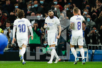 2021-12-12 - Karim Benzema of Real Madrid celebrates a goal with teammates during the Spanish championship La Liga football match between Real Madrid and Atletico de Madrid on December 12, 2021 at Santiago Bernabeu stadium in Madrid, Spain - REAL MADRID VS ATLETICO DE MADRID - SPANISH LA LIGA - SOCCER