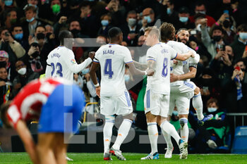 2021-12-12 - Karim Benzema of Real Madrid celebrates a goal with teammates during the Spanish championship La Liga football match between Real Madrid and Atletico de Madrid on December 12, 2021 at Santiago Bernabeu stadium in Madrid, Spain - REAL MADRID VS ATLETICO DE MADRID - SPANISH LA LIGA - SOCCER