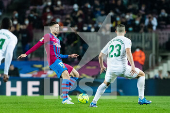 2021-12-18 - Clement Lenglet of FC Barcelona and Ivan Marcone of Elche during the Spanish championship La Liga football match between FC Barcelona and Elche CF on December 18, 2021 at Camp Nou stadium in Barcelona, Spain - FC BARCELONA VS ELCHE CF - SPANISH LA LIGA - SOCCER