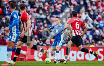2021-12-19 - Sergio Canales of Real Betis Balompie during the Spanish championship La Liga football match between Athletic Club and Real Betis Balompie on December 19, 2021 at San Mames stadium in Bilbao, Spain - ATHLETIC CLUB VS REAL BETIS BALOMPIE - SPANISH LA LIGA - SOCCER