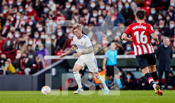 2021-12-22 - Toni Kroos of Real Madrid during the Spanish championship La Liga football match between Athletic Club and Real Madrid CF on December 22, 2021 at San Mames stadium in Bilbao, Spain - ATHLETIC CLUB VS REAL MADRID CF - SPANISH LA LIGA - SOCCER