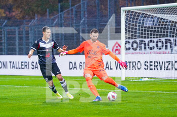 2021-10-31 - 31.10.2021, Lugano, Stadio Cornaredo, FC Lugano - Servette FC  , #19 Zan Celar (Lugano) against #32 goalkeeper Jeremy Frick (Servette) - FC LUGANO VS SERVETTE FC - SWISS SUPER LEAGUE - SOCCER