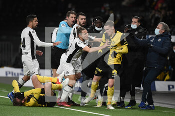 2021-12-01 - 01.12.2021, Bern, Wankdorf, Super League: BSC Young Boys - FC Lugano, After a foul on # 28 Fabian Lustenberger (Young Boys), the emotions go between # 16 Numa Lavanchy (Lugano) and # 20 Michel Aebischer (Young Boys) high. - BSC YOUNG BOYS VS FC LUGANO - SWISS SUPER LEAGUE - SOCCER