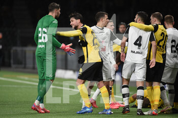 2021-12-01 - 01.12.2021, Bern, Wankdorf, Super League: BSC Young Boys - FC Lugano, After a foul on # 28 Fabian Lustenberger (Young Boys), the emotions between # 26 Amir Saipi (Lugano) and # 25 Jordan Lefort (Young Boys) high. - BSC YOUNG BOYS VS FC LUGANO - SWISS SUPER LEAGUE - SOCCER