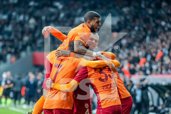 2021-10-25 - Alexandru Cicaldau of Galatasaray celebrates his goal with teammates during the Turkish championship Super Lig football match between Besiktas and Galatasaray on October 25, 2021 at Vodafone Park in Istanbul, Turkey - BESIKTAS VS GALATASARAY - TURKISH SUPER LEAGUE - SOCCER