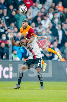 2021-10-25 - Cyle Larin of Besiktas JK, DeAndre Yedlin of Galatasaray during the Turkish championship Super Lig football match between Besiktas and Galatasaray on October 25, 2021 at Vodafone Park in Istanbul, Turkey - BESIKTAS VS GALATASARAY - TURKISH SUPER LEAGUE - SOCCER