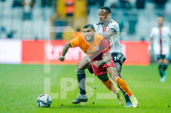 2021-10-25 - DeAndre Yedlin of Galatasaray, Cyle Larin of Besiktas JK during the Turkish championship Super Lig football match between Besiktas and Galatasaray on October 25, 2021 at Vodafone Park in Istanbul, Turkey - BESIKTAS VS GALATASARAY - TURKISH SUPER LEAGUE - SOCCER
