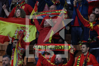 2021-10-06 - Spanish fans celebrate the victory at the end of the match  during the UEFA Nations League Finals 2021 semi-final football match between Italy and Spain at Giuseppe Meazza Stadium, Milan, Italy on October 06, 2021 - SEMIFINALE 2021 - ITALIA VS SPAGNA - UEFA NATIONS LEAGUE - SOCCER