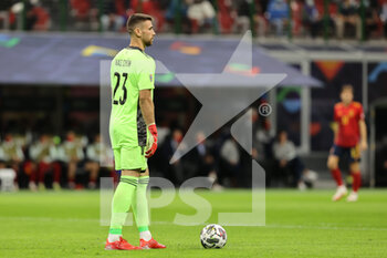 2021-10-06 - Unai Simon of Spain in action during the UEFA Nations League Finals 2021 semi-final football match between Italy and Spain at Giuseppe Meazza Stadium, Milan, Italy on October 06, 2021 - SEMIFINALE 2021 - ITALIA VS SPAGNA - UEFA NATIONS LEAGUE - SOCCER