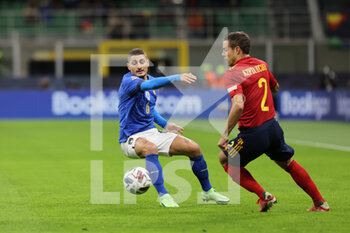 2021-10-06 - Cesar Azpilicueta of Spain fights for the ball against Marco Verratti of Italy during the UEFA Nations League Finals 2021 semi-final football match between Italy and Spain at Giuseppe Meazza Stadium, Milan, Italy on October 06, 2021 - SEMIFINALE 2021 - ITALIA VS SPAGNA - UEFA NATIONS LEAGUE - SOCCER