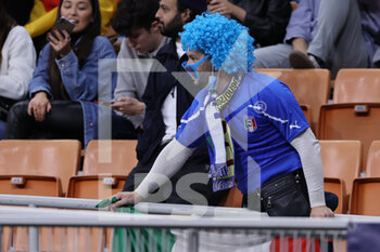 2021-10-06 - Itaian fans attend during the UEFA Nations League Finals 2021 semi-final football match between Italy and Spain at Giuseppe Meazza Stadium, Milan, Italy on October 06, 2021 - SEMIFINALE 2021 - ITALIA VS SPAGNA - UEFA NATIONS LEAGUE - SOCCER