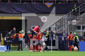 2021-10-06 - Ferran Torres of Spain celebrates with his teammates after scoring a goal during the UEFA Nations League Finals 2021 semi-final football match between Italy and Spain at Giuseppe Meazza Stadium, Milan, Italy on October 06, 2021 - SEMIFINALE 2021 - ITALIA VS SPAGNA - UEFA NATIONS LEAGUE - SOCCER