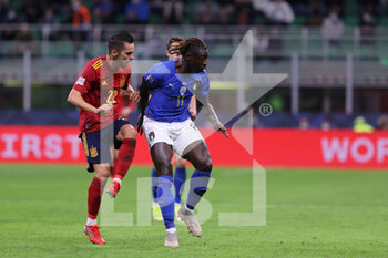 2021-10-06 - Moise Kean of Italy and Pablo Sarabia of Spain in action during the UEFA Nations League Finals 2021 semi-final football match between Italy and Spain at Giuseppe Meazza Stadium, Milan, Italy on October 06, 2021 - SEMIFINALE 2021 - ITALIA VS SPAGNA - UEFA NATIONS LEAGUE - SOCCER