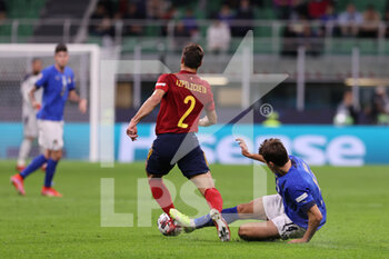 2021-10-06 - Federico Chiesa of Italy fights for the ball against Cesar Azpilicueta of Spain during the UEFA Nations League Finals 2021 semi-final football match between Italy and Spain at Giuseppe Meazza Stadium, Milan, Italy on October 06, 2021 - SEMIFINALE 2021 - ITALIA VS SPAGNA - UEFA NATIONS LEAGUE - SOCCER
