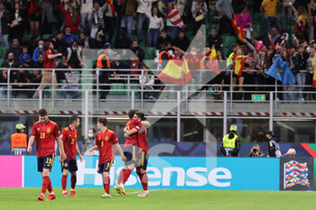 2021-10-06 - Ferran Torres of Spain celebrates with his teammates after scoring a goal celebrates with his teammates after scoring a goal during the UEFA Nations League Finals 2021 semi-final football match between Italy and Spain at Giuseppe Meazza Stadium, Milan, Italy on October 06, 2021 - SEMIFINALE 2021 - ITALIA VS SPAGNA - UEFA NATIONS LEAGUE - SOCCER