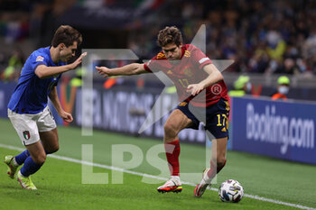 2021-10-06 - Marcos Alonso of Spain fights for the ball against \Federico Chiesa of Italy during the UEFA Nations League Finals 2021 semi-final football match between Italy and Spain at Giuseppe Meazza Stadium, Milan, Italy on October 06, 2021 - SEMIFINALE 2021 - ITALIA VS SPAGNA - UEFA NATIONS LEAGUE - SOCCER
