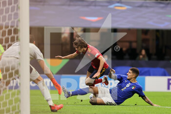 2021-10-06 - Bryan Gil of Spain fights for the ball against Giovanni Di Lorenzo of Italy during the UEFA Nations League Finals 2021 semi-final football match between Italy and Spain at Giuseppe Meazza Stadium, Milan, Italy on October 06, 2021 - SEMIFINALE 2021 - ITALIA VS SPAGNA - UEFA NATIONS LEAGUE - SOCCER