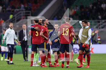 2021-10-06 - Spain players celebrate the victory at the end of the match during the UEFA Nations League Finals 2021 semi-final football match between Italy and Spain at Giuseppe Meazza Stadium, Milan, Italy on October 06, 2021 - SEMIFINALE 2021 - ITALIA VS SPAGNA - UEFA NATIONS LEAGUE - SOCCER