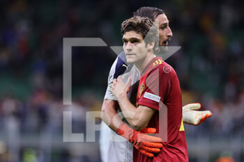 2021-10-06 - Marcos Alonso of Spain celebrates the victory at the end of the match during the UEFA Nations League Finals 2021 semi-final football match between Italy and Spain at Giuseppe Meazza Stadium, Milan, Italy on October 06, 2021 - SEMIFINALE 2021 - ITALIA VS SPAGNA - UEFA NATIONS LEAGUE - SOCCER