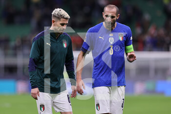 2021-10-06 - Giorgio Chiellini of Italy talks to Jorginho of Italy during the UEFA Nations League Finals 2021 semi-final football match between Italy and Spain at Giuseppe Meazza Stadium, Milan, Italy on October 06, 2021 - SEMIFINALE 2021 - ITALIA VS SPAGNA - UEFA NATIONS LEAGUE - SOCCER