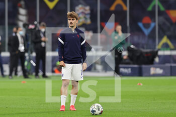 10/10/2021 - Antoine Griezmann of France warms up during the UEFA Nations League Finals 2021 final football match between Spain and France at Giuseppe Meazza Stadium, Milan, Italy on October 10, 2021 - FINALE - SPAGNA VS FRANCIA - UEFA NATIONS LEAGUE - CALCIO