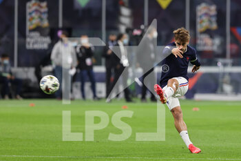 10/10/2021 - Antoine Griezmann of France warms up during the UEFA Nations League Finals 2021 final football match between Spain and France at Giuseppe Meazza Stadium, Milan, Italy on October 10, 2021 - FINALE - SPAGNA VS FRANCIA - UEFA NATIONS LEAGUE - CALCIO