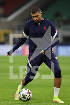 10/10/2021 - Kylian Mbappe of France warms up during the UEFA Nations League Finals 2021 final football match between Spain and France at Giuseppe Meazza Stadium, Milan, Italy on October 10, 2021 - FINALE - SPAGNA VS FRANCIA - UEFA NATIONS LEAGUE - CALCIO