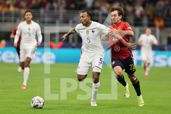10/10/2021 - Jules Kounde of France fights for the ball against Mikel Oyarzabal of Spain during the UEFA Nations League Finals 2021 final football match between Spain and France at Giuseppe Meazza Stadium, Milan, Italy on October 10, 2021 - FINALE - SPAGNA VS FRANCIA - UEFA NATIONS LEAGUE - CALCIO