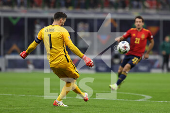 10/10/2021 - Hugo Lloris of France in action during the UEFA Nations League Finals 2021 final football match between Spain and France at Giuseppe Meazza Stadium, Milan, Italy on October 10, 2021 - FINALE - SPAGNA VS FRANCIA - UEFA NATIONS LEAGUE - CALCIO