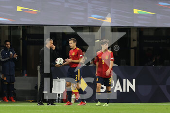 10/10/2021 - Luis Enrique Head Coach of Spain talks to Cesar Azpilicueta of Spain during the UEFA Nations League Finals 2021 final football match between Spain and France at Giuseppe Meazza Stadium, Milan, Italy on October 10, 2021 - FINALE - SPAGNA VS FRANCIA - UEFA NATIONS LEAGUE - CALCIO