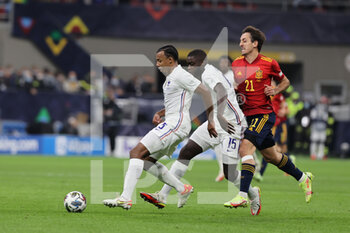 10/10/2021 - Mikel Oyarzabal of Spain, Dayot Upamecano of France and Jules Kounde of France in action during the UEFA Nations League Finals 2021 final football match between Spain and France at Giuseppe Meazza Stadium, Milan, Italy on October 10, 2021 - FINALE - SPAGNA VS FRANCIA - UEFA NATIONS LEAGUE - CALCIO