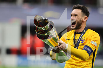 10/10/2021 - Hugo Lloris of France celebrates the victory during the UEFA Nations League Finals 2021 final football match between Spain and France at Giuseppe Meazza Stadium, Milan, Italy on October 10, 2021 - FINALE - SPAGNA VS FRANCIA - UEFA NATIONS LEAGUE - CALCIO