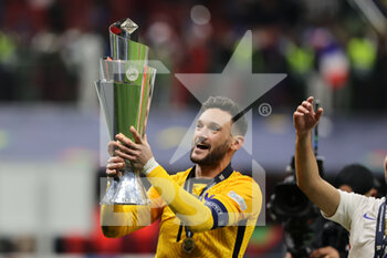 10/10/2021 - Hugo Lloris of France celebrates the victory at the end of the match during the UEFA Nations League Finals 2021 final football match between Spain and France at Giuseppe Meazza Stadium, Milan, Italy on October 10, 2021 - FINALE - SPAGNA VS FRANCIA - UEFA NATIONS LEAGUE - CALCIO