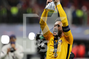 10/10/2021 - Hugo Lloris of France celebrates the victory at the end of the match during the UEFA Nations League Finals 2021 final football match between Spain and France at Giuseppe Meazza Stadium, Milan, Italy on October 10, 2021 - FINALE - SPAGNA VS FRANCIA - UEFA NATIONS LEAGUE - CALCIO