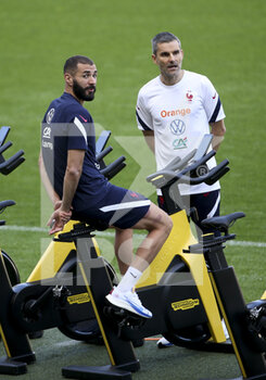2021-10-08 - Karim Benzema of France, fitness coach of Team France Cyril Moine during the French team training in preparation for the UEFA Nations League final on October 8, 2021 at Stadio Olimpico Grande Torino in Turin, Italy - FRENCH TEAM TRAINING IN PREPARATION FOR THE UEFA NATIONS LEAGUE FINAL - UEFA NATIONS LEAGUE - SOCCER