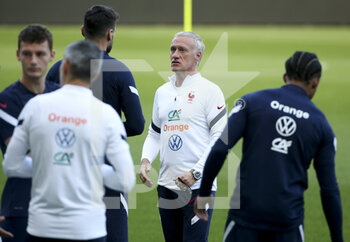 2021-10-08 - Coach of France Didier Deschamps talks to captain goalkeeper of France Hugo Lloris during the French team training session in preparation for the UEFA Nations League final on October 8, 2021 at Stadio Olimpico Grande Torino in Turin, Italy - FRENCH TEAM TRAINING IN PREPARATION FOR THE UEFA NATIONS LEAGUE FINAL - UEFA NATIONS LEAGUE - SOCCER