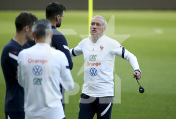 2021-10-08 - Coach of France Didier Deschamps talks to captain goalkeeper of France Hugo Lloris during the French team training session in preparation for the UEFA Nations League final on October 8, 2021 at Stadio Olimpico Grande Torino in Turin, Italy - FRENCH TEAM TRAINING IN PREPARATION FOR THE UEFA NATIONS LEAGUE FINAL - UEFA NATIONS LEAGUE - SOCCER