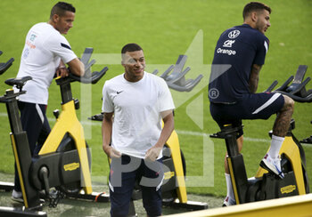 2021-10-08 - Kylian Mbappe, Lucas Hernandez of France during the French team training session in preparation for the UEFA Nations League final on October 8, 2021 at Stadio Olimpico Grande Torino in Turin, Italy - FRENCH TEAM TRAINING IN PREPARATION FOR THE UEFA NATIONS LEAGUE FINAL - UEFA NATIONS LEAGUE - SOCCER